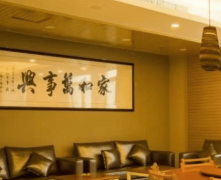 白叟们可惬意地晒太阳、品茶、聊天